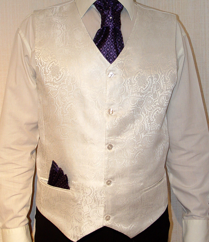 Жилет мужской белый, с галстуком «Торжество»